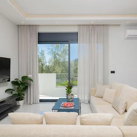 Royal View - Private Pool & Hot Tub Villa Romírion