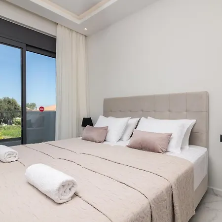 Vilă Royal View - Private Pool & Hot Tub Romírion