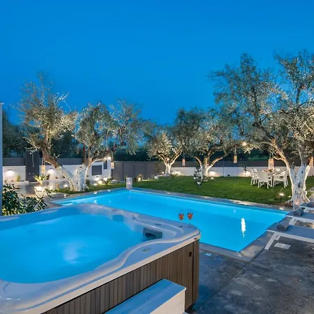 Vilă Royal View - Private Pool & Hot Tub *