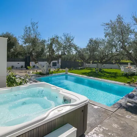 Royal View - Private Pool & Hot Tub Romírion