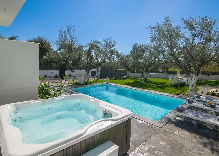 Royal View - Private Pool & Hot Tub Romírion