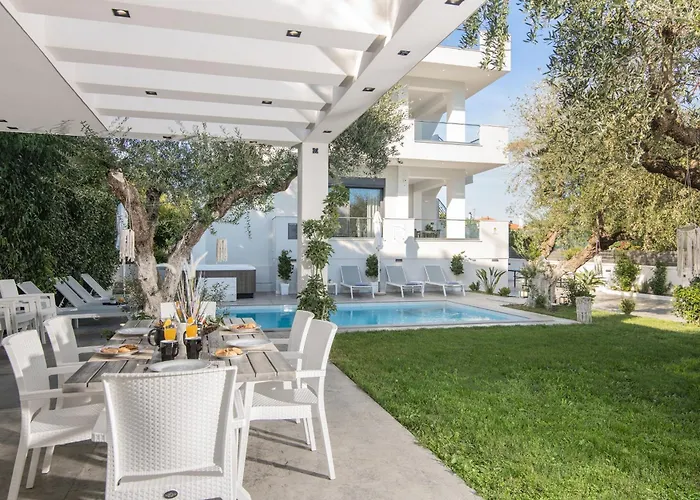 Royal View - Private Pool & Hot Tub *